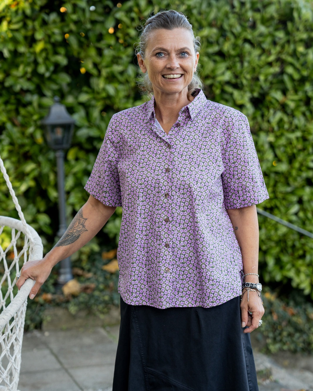 Oversize short-sleeved blouse MARIE with floral print in purple (Art. 2120D-M)