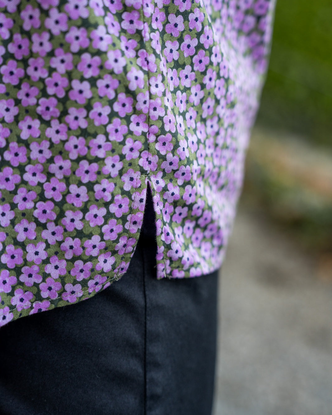 Oversize short-sleeved blouse MARIE with floral print in purple (Art. 2120D-M)
