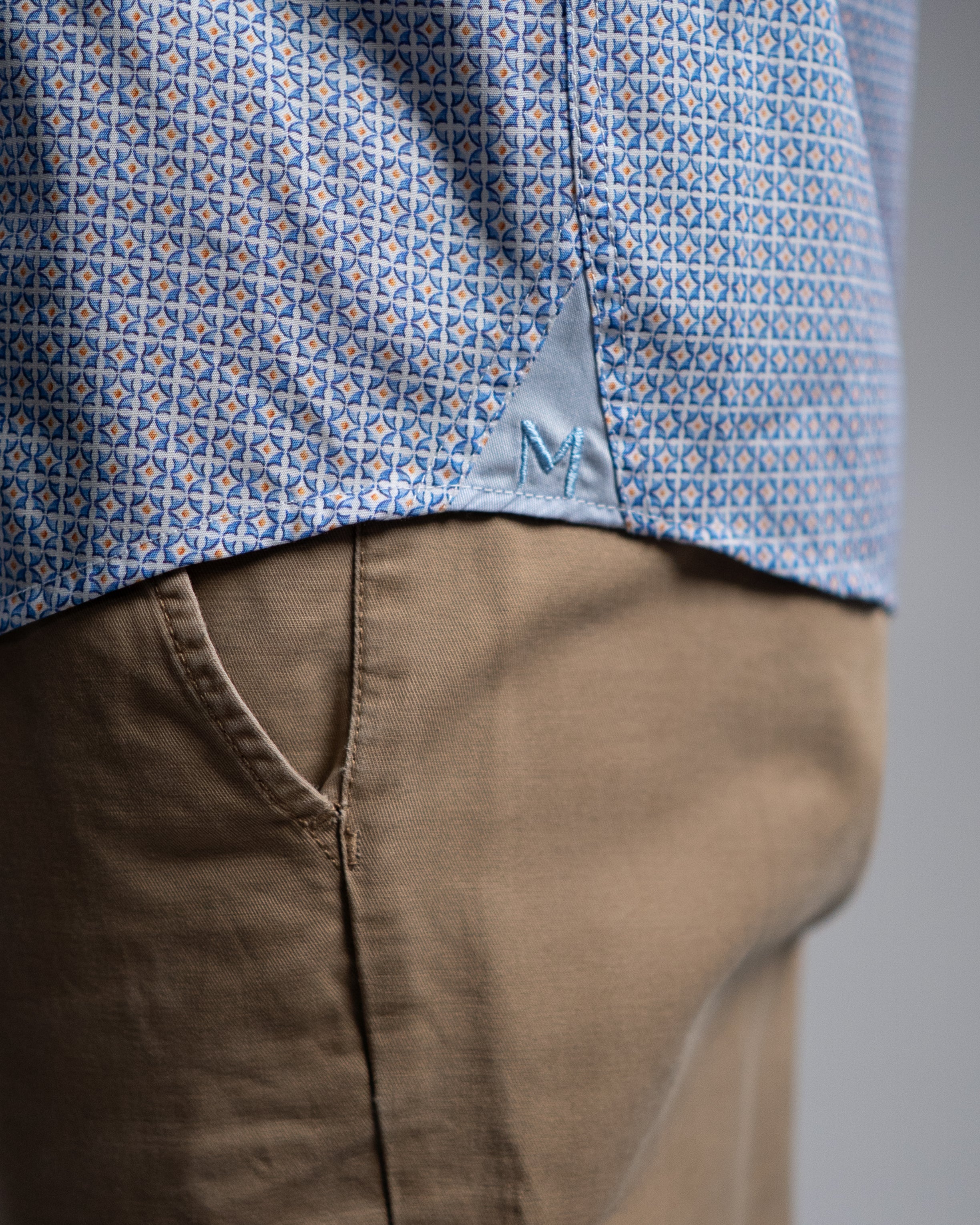 Casual shirt with blue graphic print (Art. 2514-C)