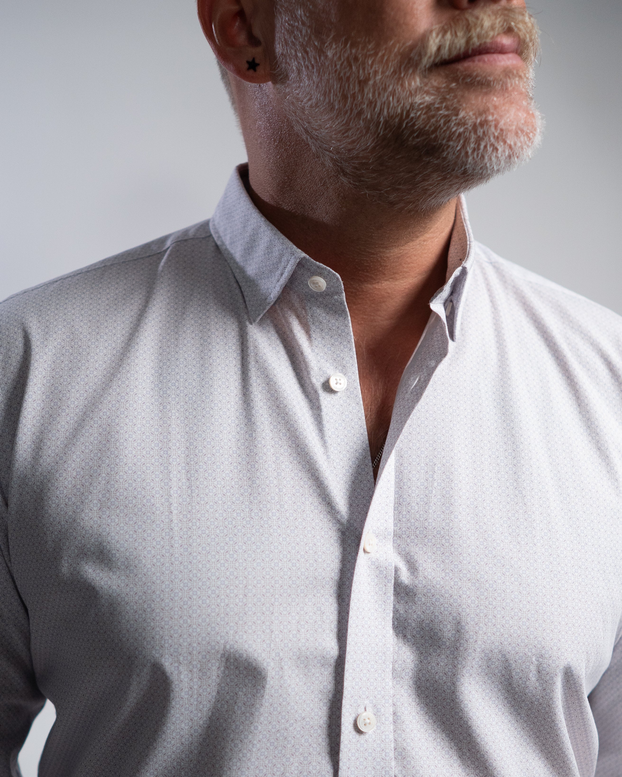 Chemise de loisir à motif graphique gris clair (art. 2240-C)