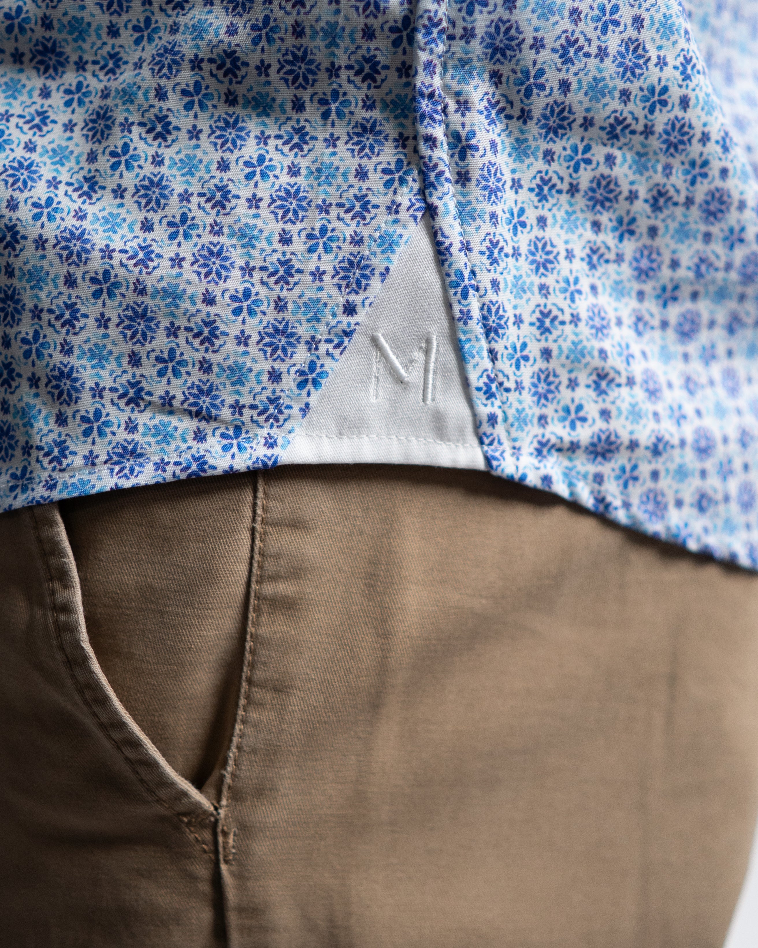 Chemise de loisirs avec motif de fleur bleu (art. 2214-c-ka)