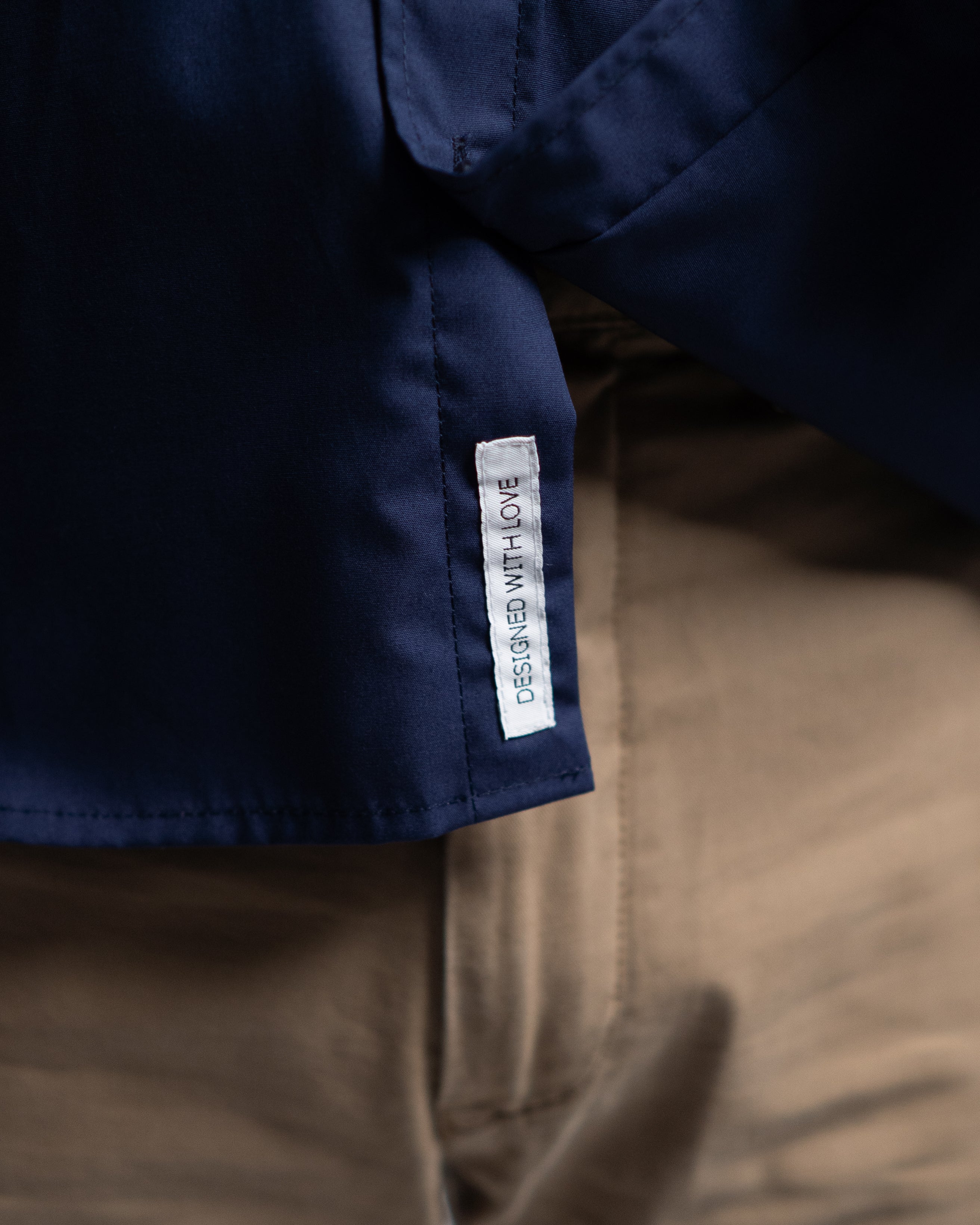 Chemise décontractée facile à repasser avec motif imprimé dans le col et les poignets en bleu foncé (art. 1013-C)