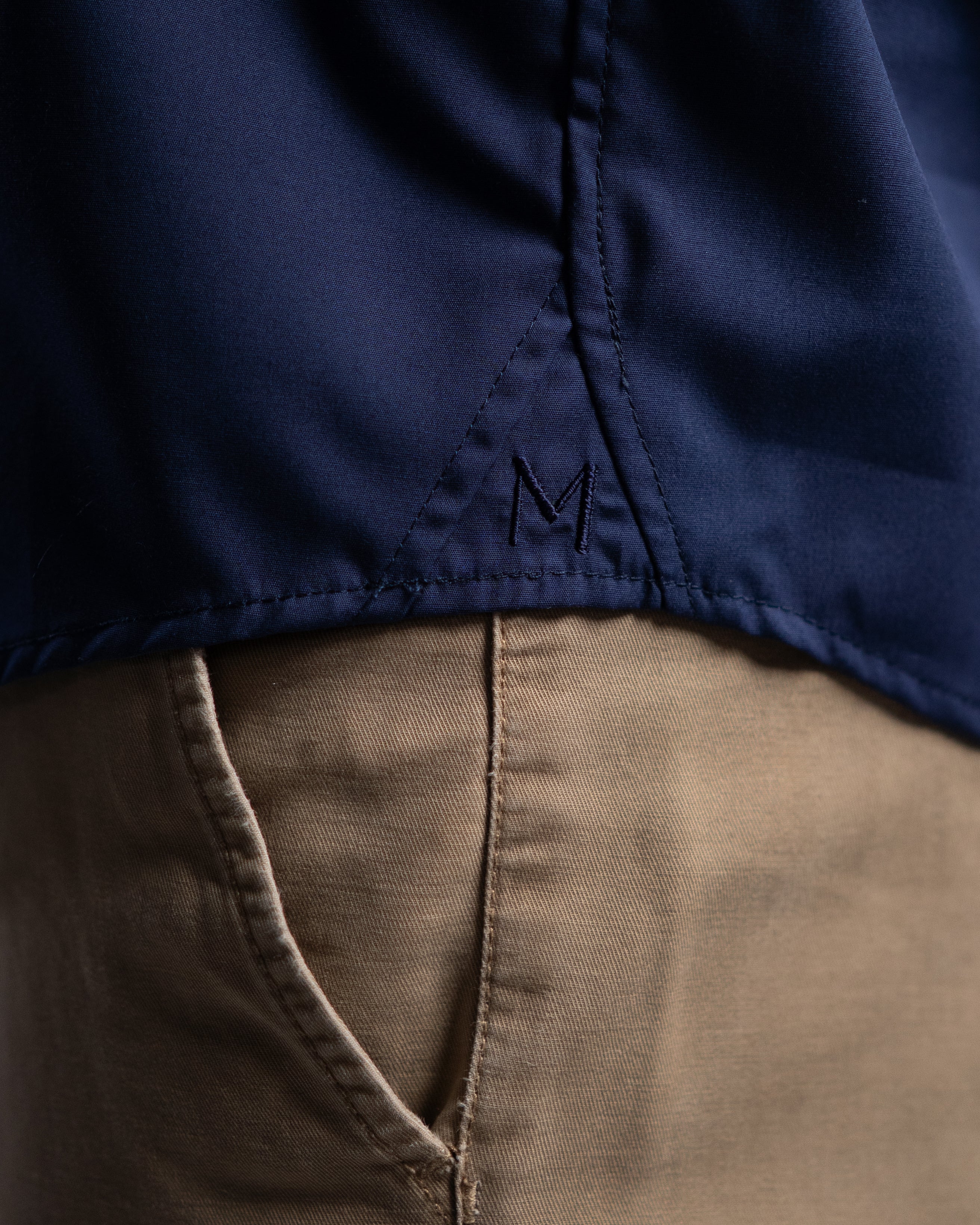 Chemise décontractée facile à repasser avec motif imprimé dans le col et les poignets en bleu foncé (art. 1013-C)