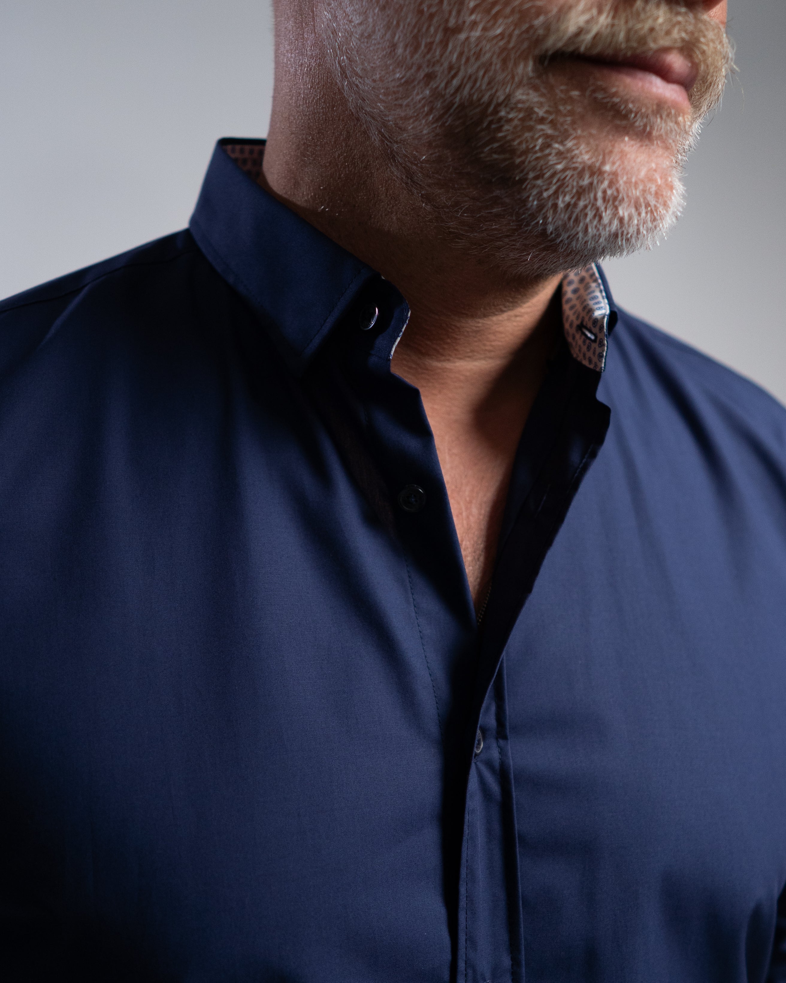 Chemise décontractée facile à repasser avec motif imprimé dans le col et les poignets en bleu foncé (art. 1013-C)