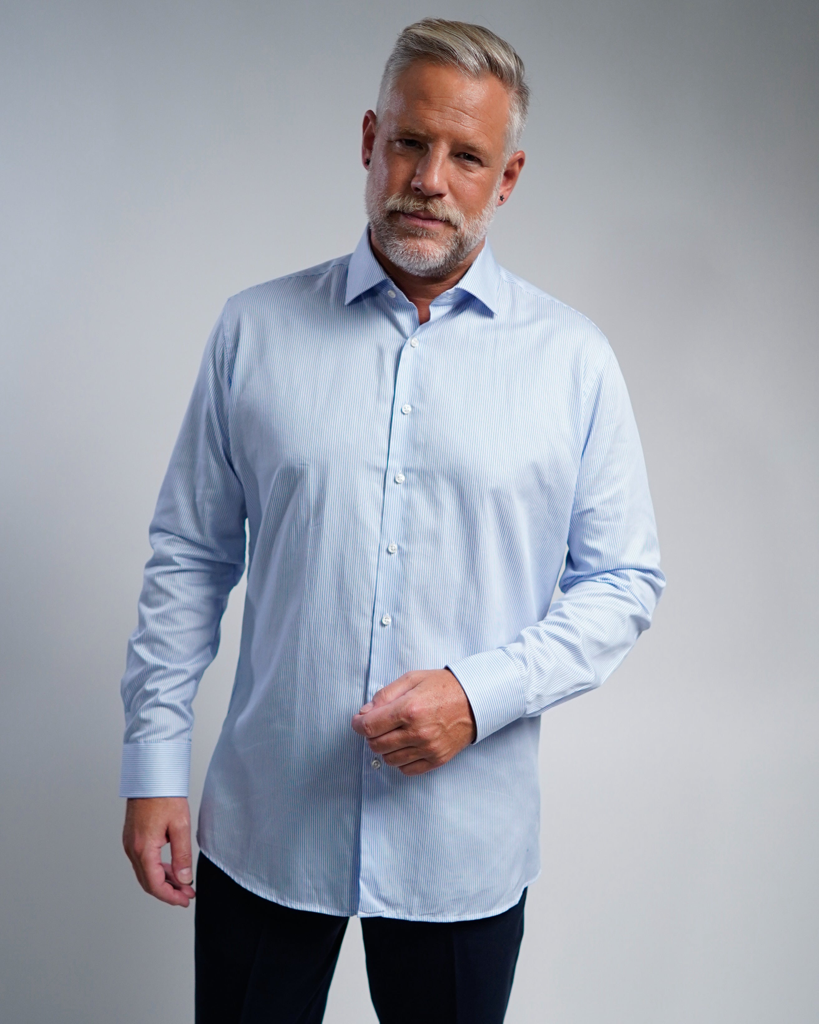 Chemise d'affaires de haute qualité à rayures bleu clair (art. 1131)