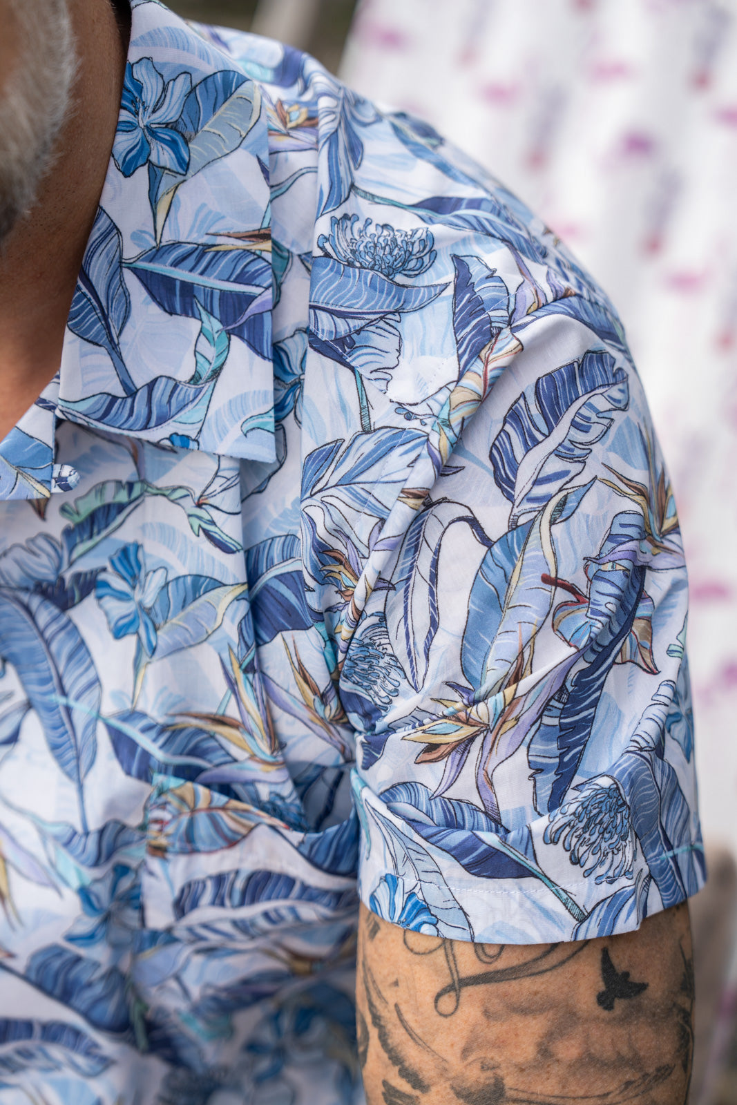 Chemise hawaïenne avec imprimé floral en bleu (art. 2542-BS)