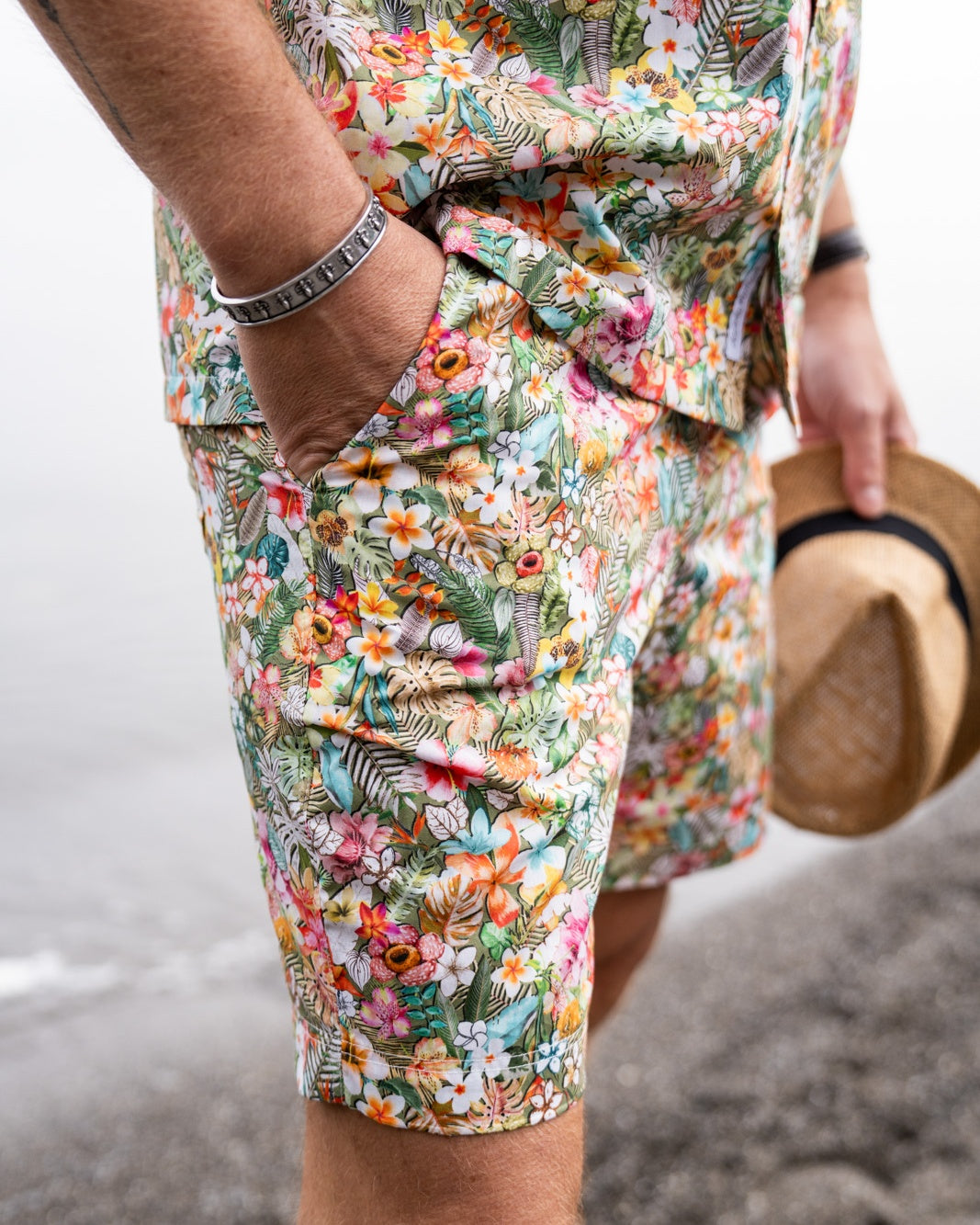 Hawaiian shorts with colorful floral print (Art. 2624-SH)