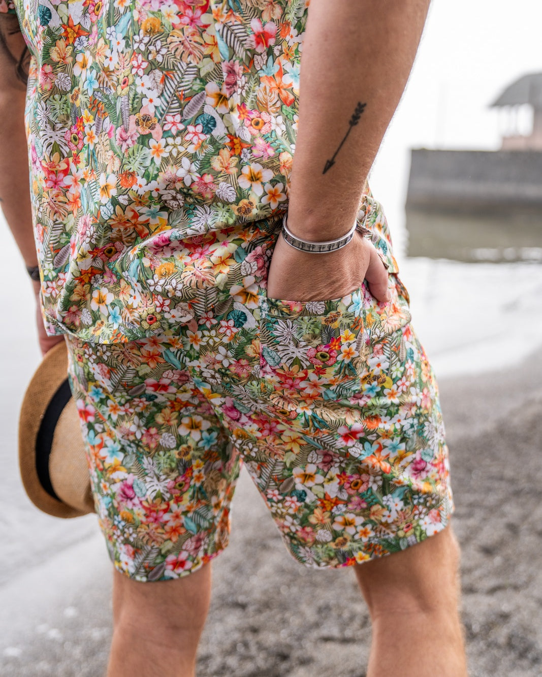 Hawaiian shorts with colorful floral print (Art. 2624-SH)