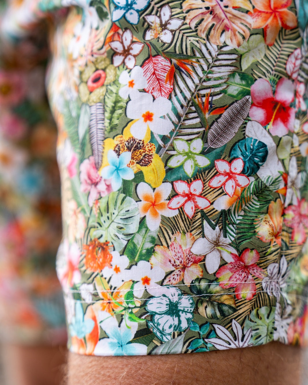 Hawaiian shorts with colorful floral print (Art. 2624-SH)