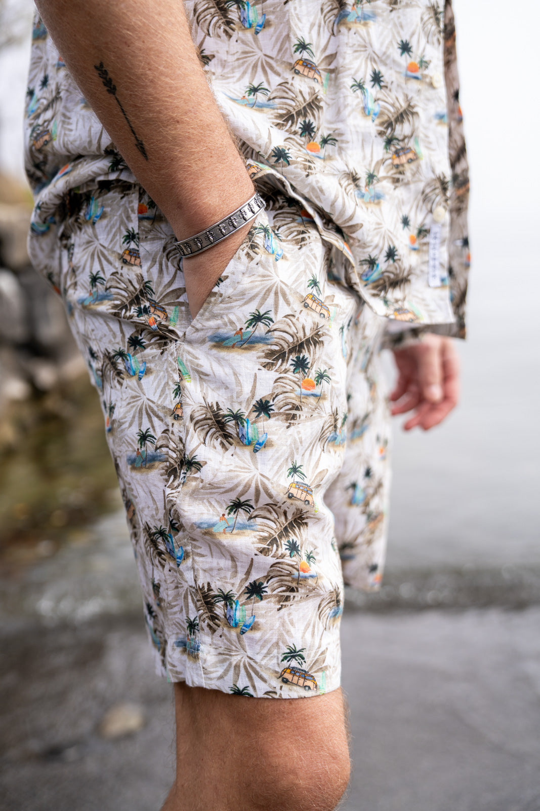 Hawaiian shorts with beach print in beige (item 2626-SH)