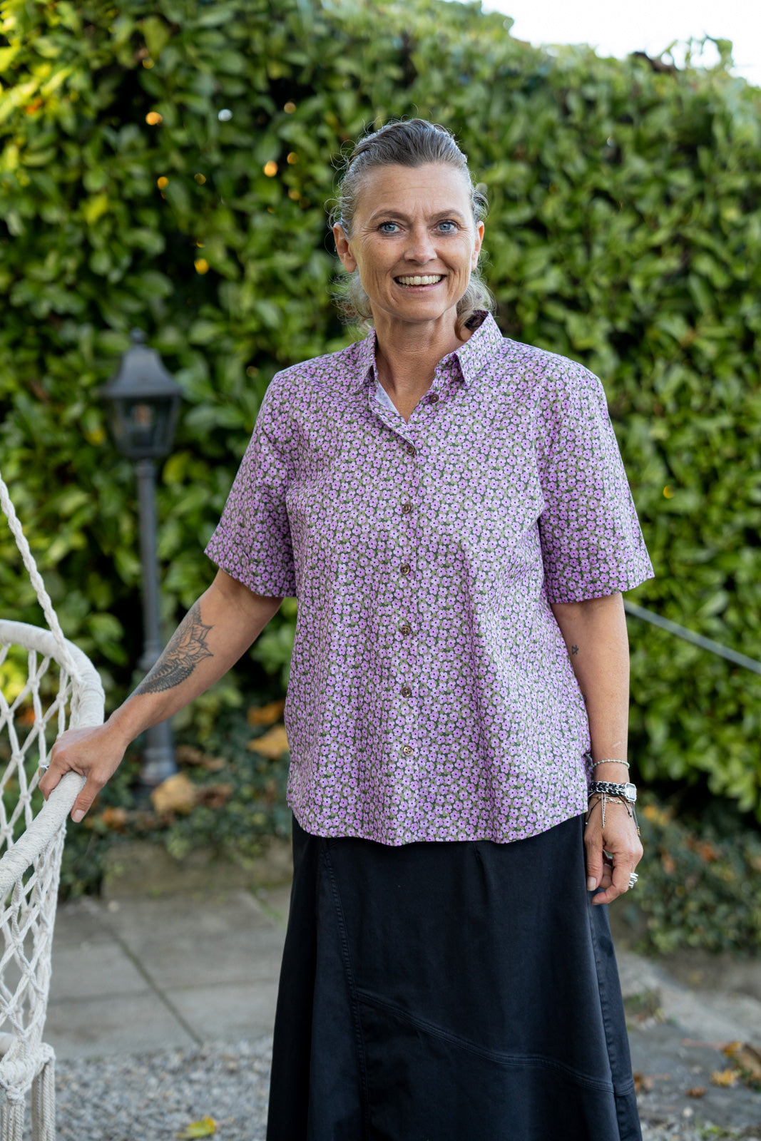 Oversize short-sleeved blouse MARIE with floral print in purple (Art. 2120D-M)