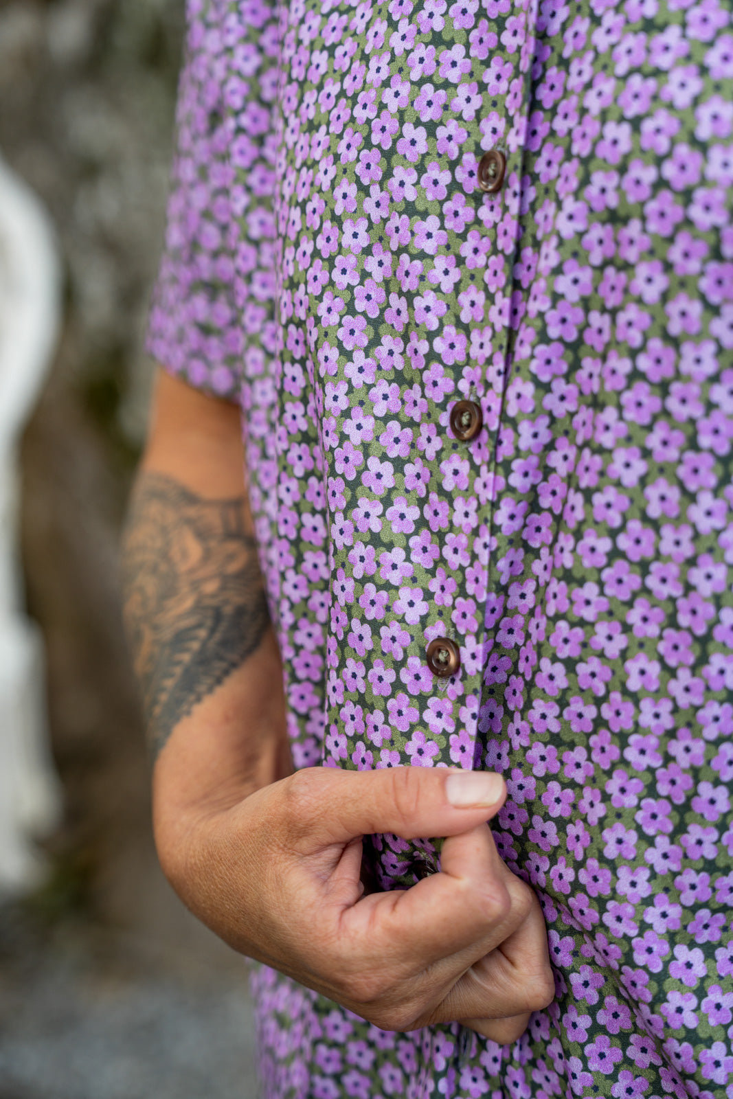 Oversize short-sleeved blouse MARIE with floral print in purple (Art. 2120D-M)