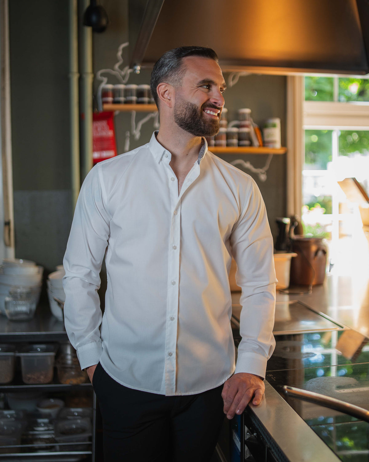 Chemise décontractée facile à repasser avec motif imprimé dans le col et les poignets en blanc (art. 1011-C)