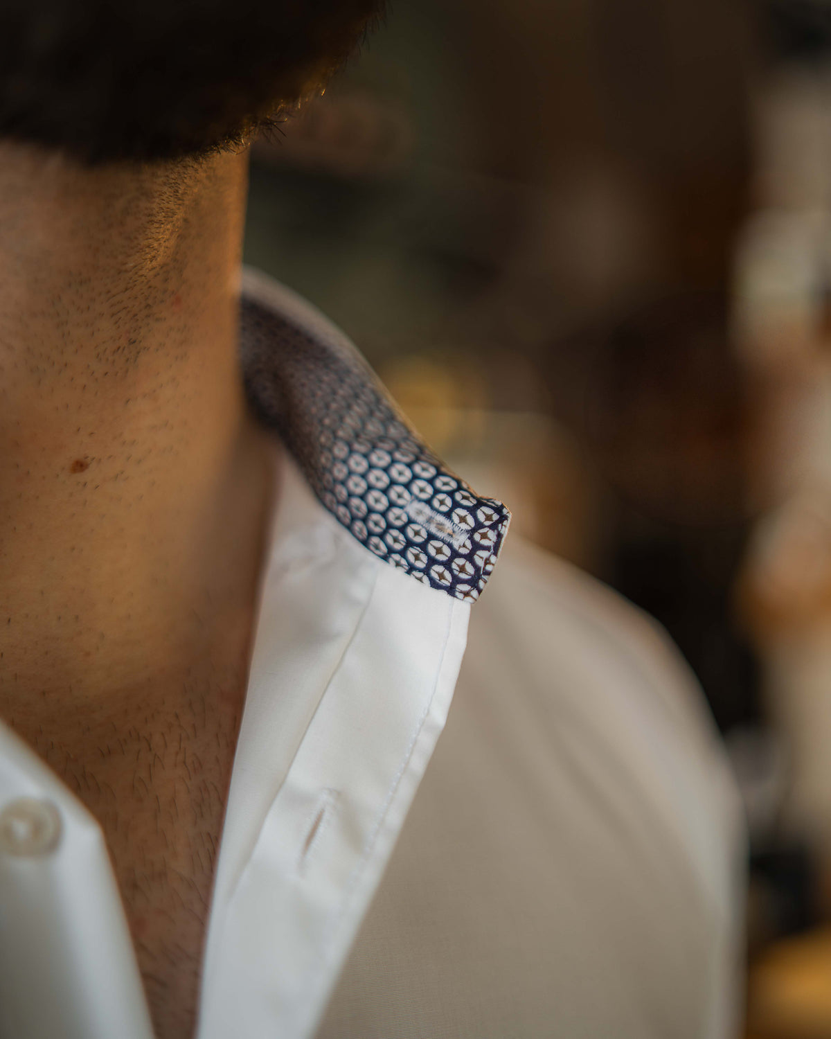 Chemise décontractée facile à repasser avec motif imprimé dans le col et les poignets en blanc (art. 1011-C)
