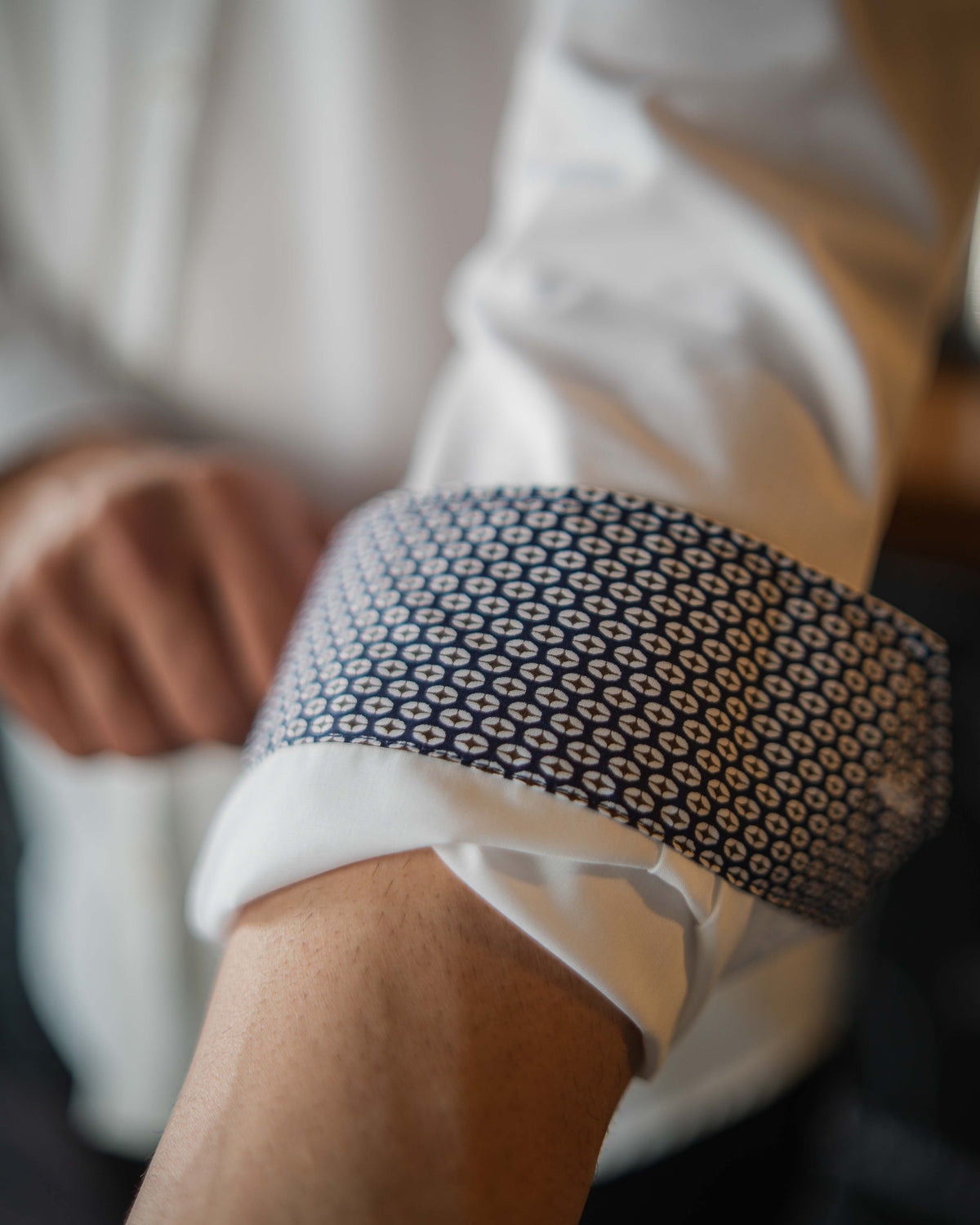 Chemise décontractée facile à repasser avec motif imprimé dans le col et les poignets en blanc (art. 1011-C)