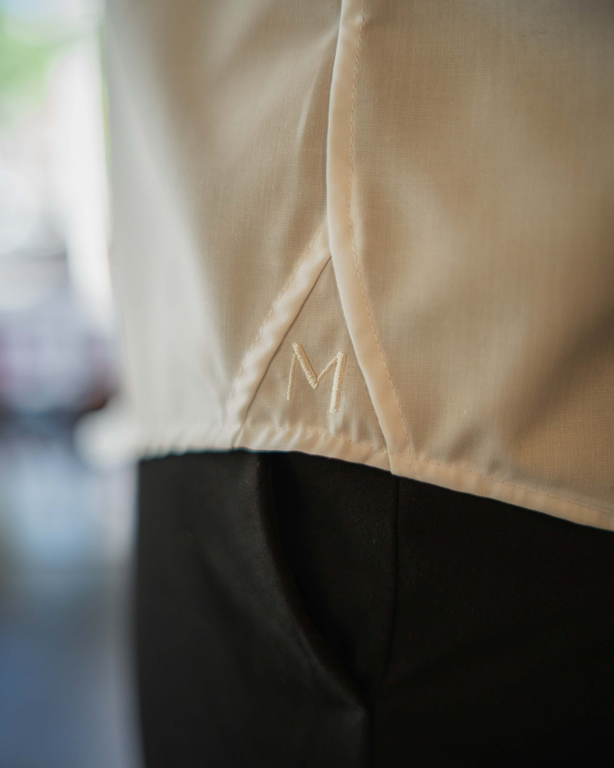 Chemise décontractée facile à repasser avec motif imprimé dans le col et les poignets en blanc (art. 1011-C)