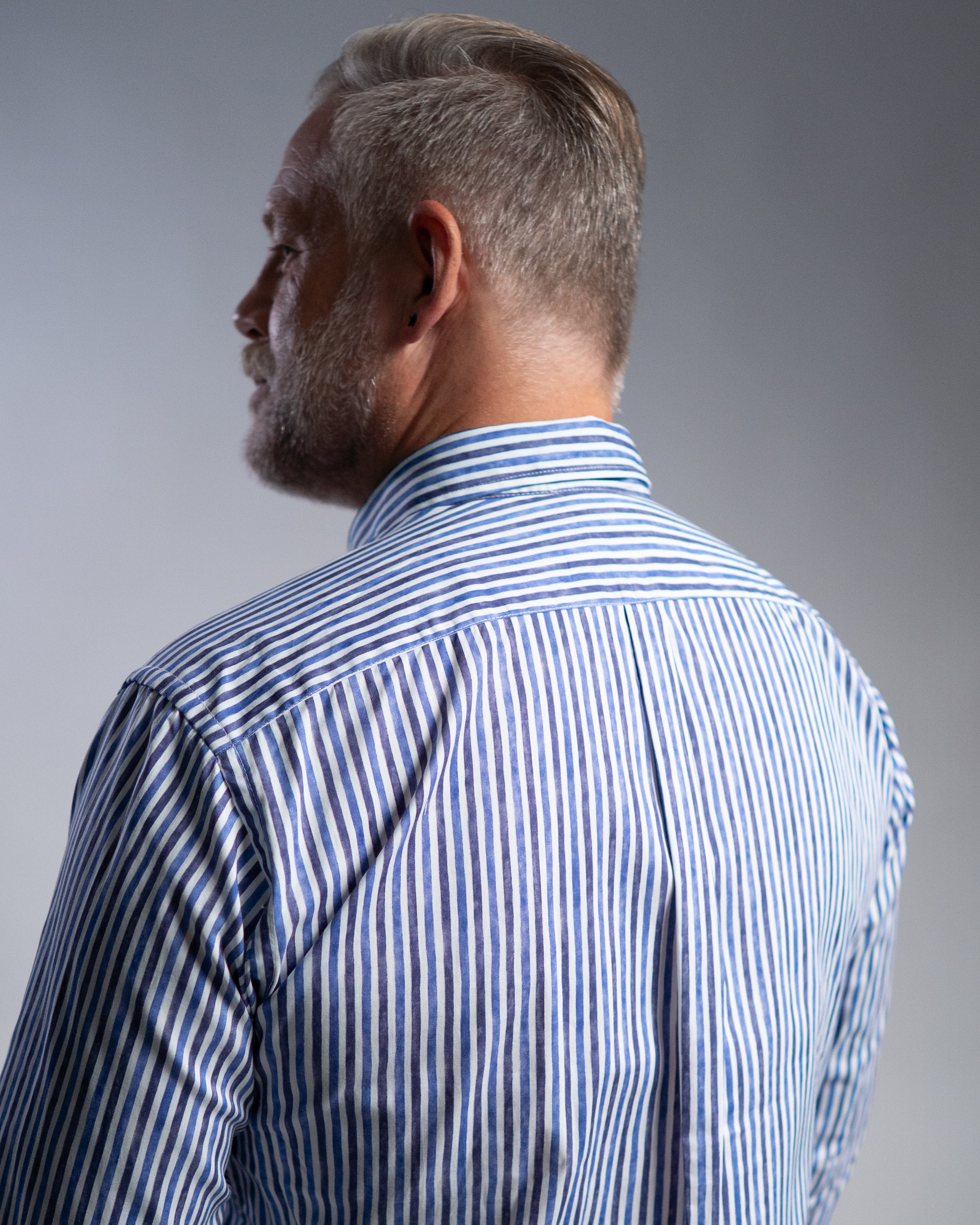 Chemise décontractée à rayures beiges (art. 2556-C)