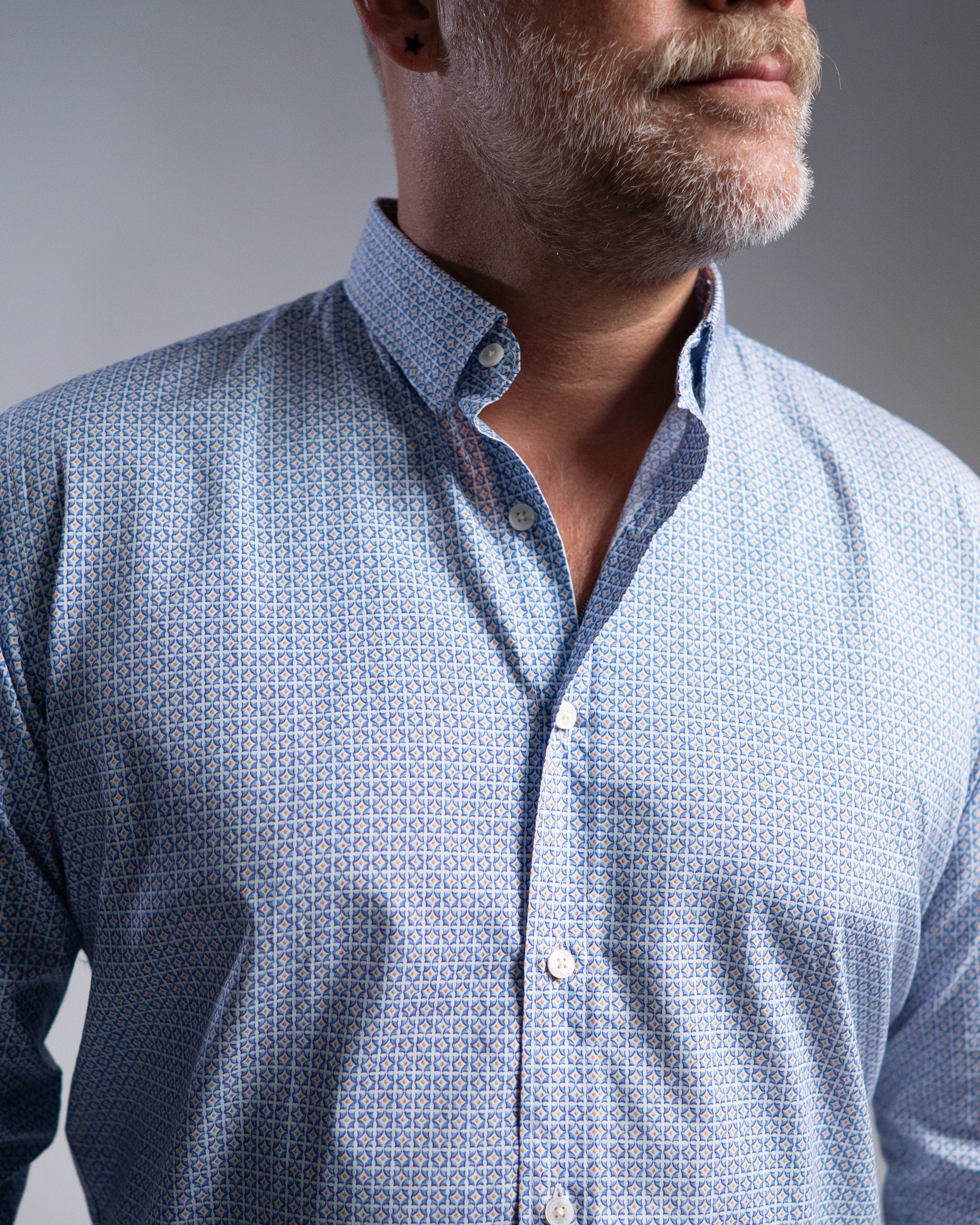 Casual shirt with blue graphic print (Art. 2514-C)