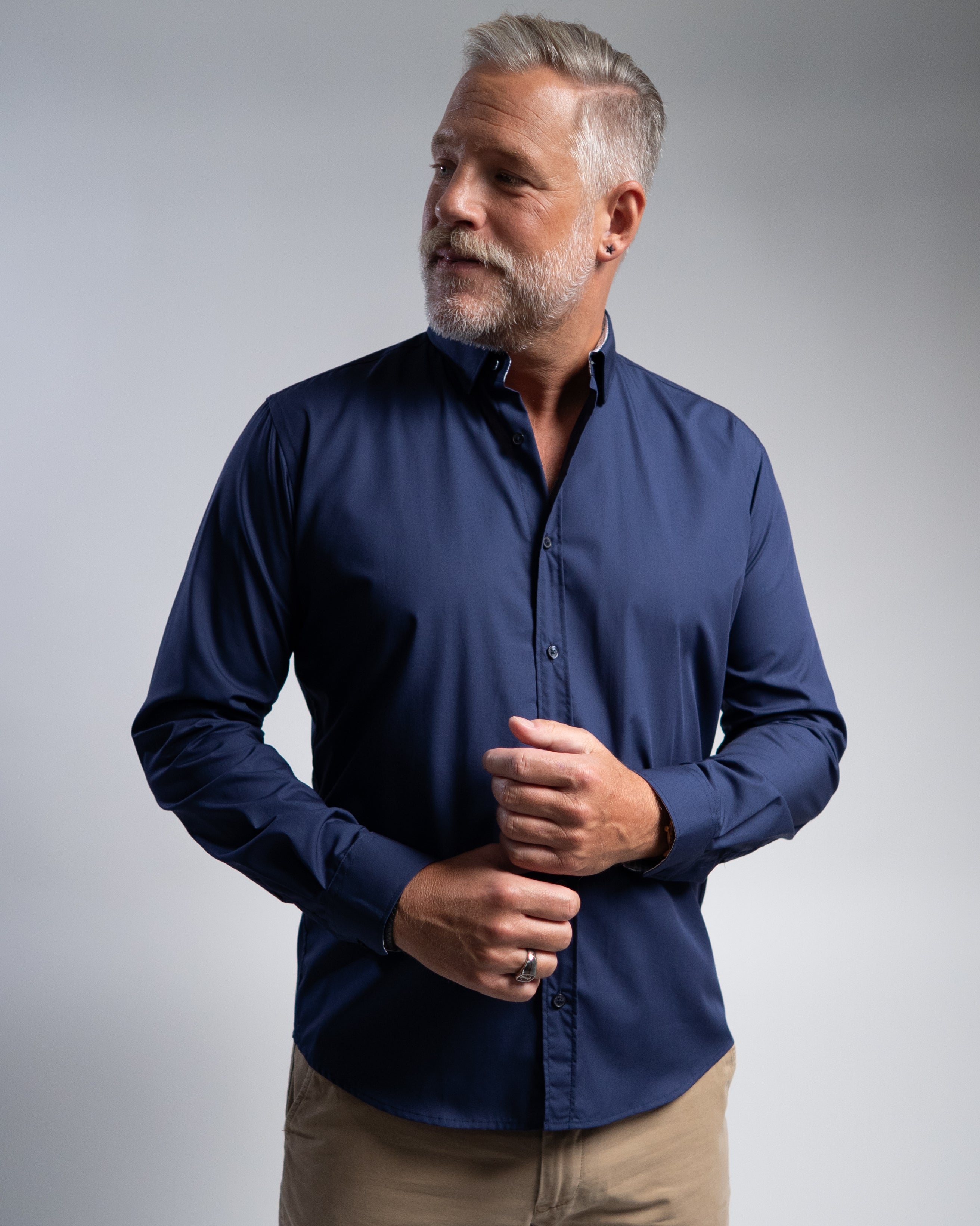 Chemise décontractée facile à repasser avec motif imprimé dans le col et les poignets en bleu foncé (art. 1013-C)