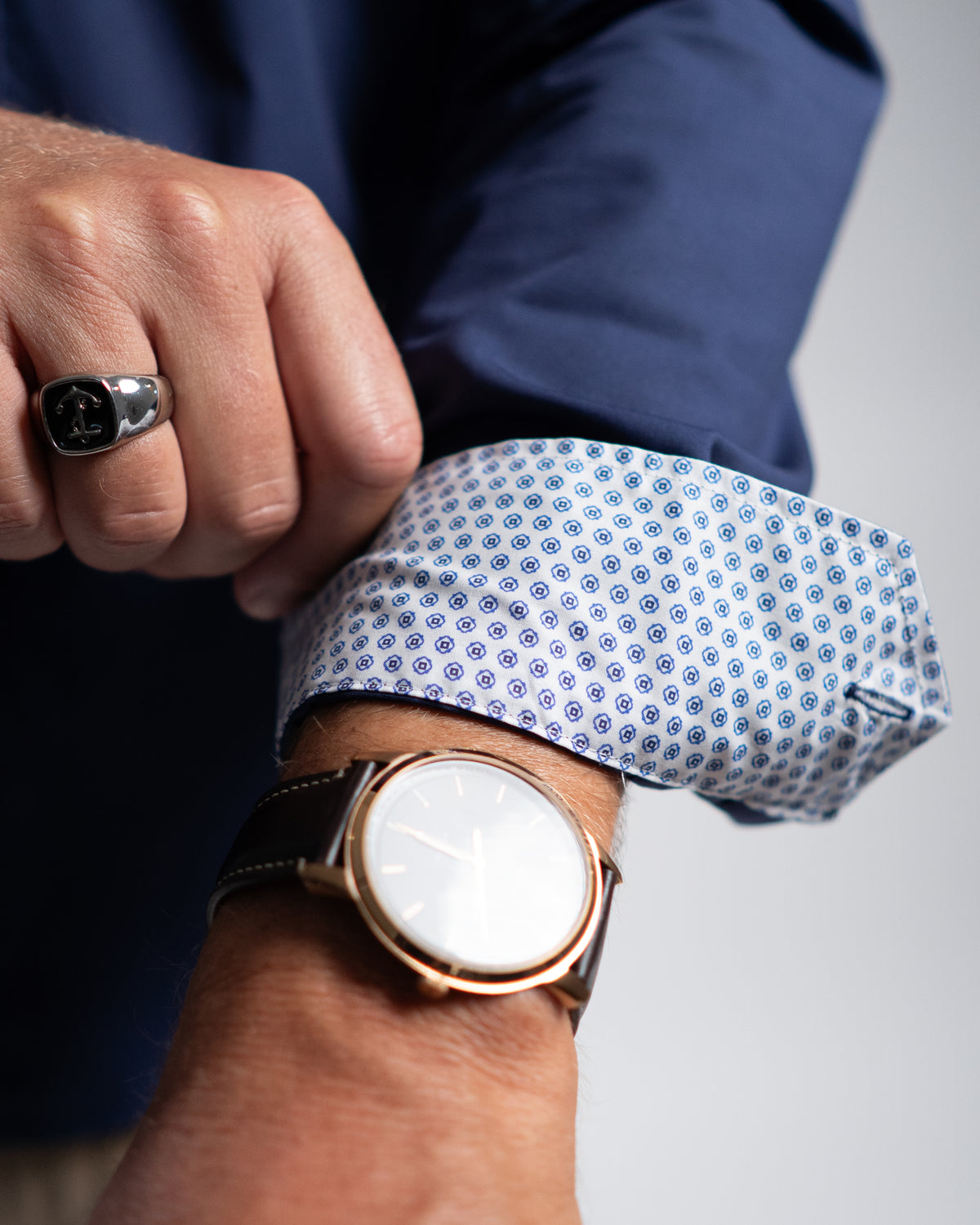 Chemise décontractée facile à repasser avec motif imprimé dans le col et les poignets en bleu foncé (art. 1013-C)