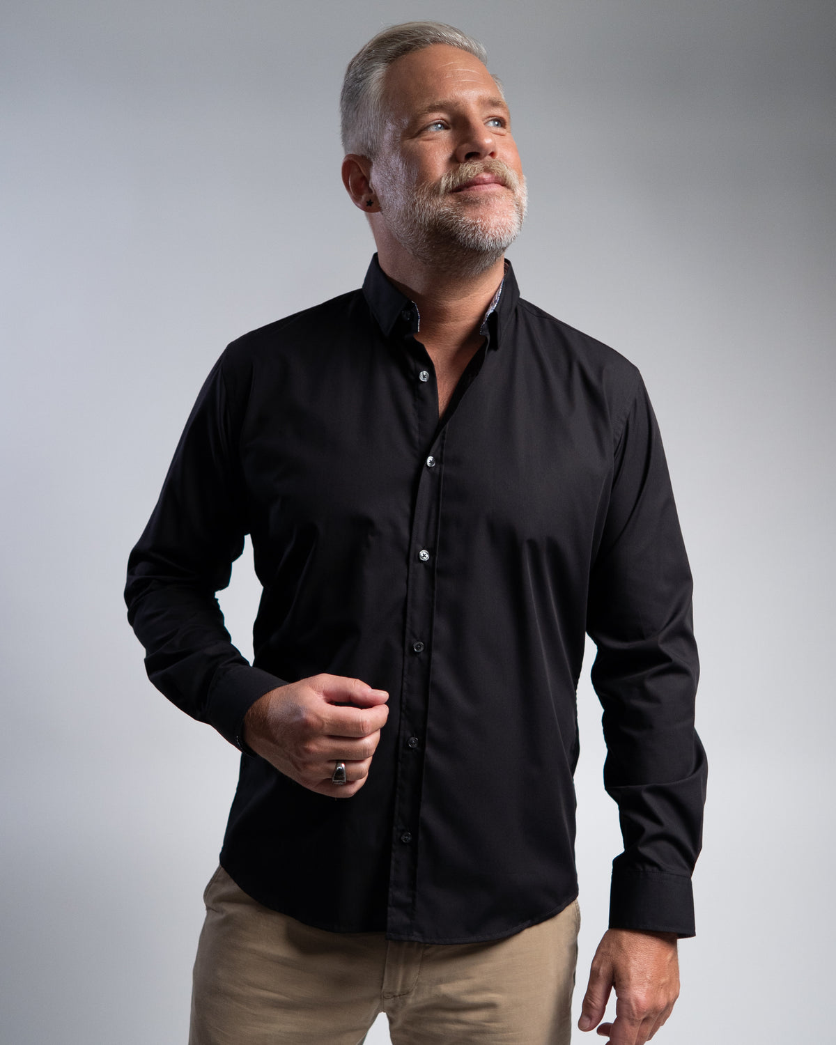 Chemise décontractée facile à repasser avec motif imprimé dans le col et les poignets en noir (art. 1014-C)