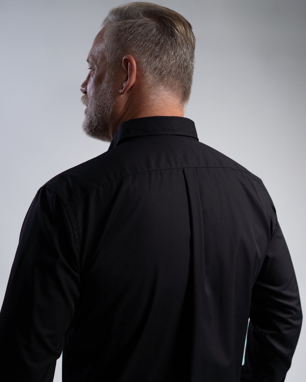 Chemise décontractée facile à repasser avec motif imprimé dans le col et les poignets en noir (art. 1014-C)