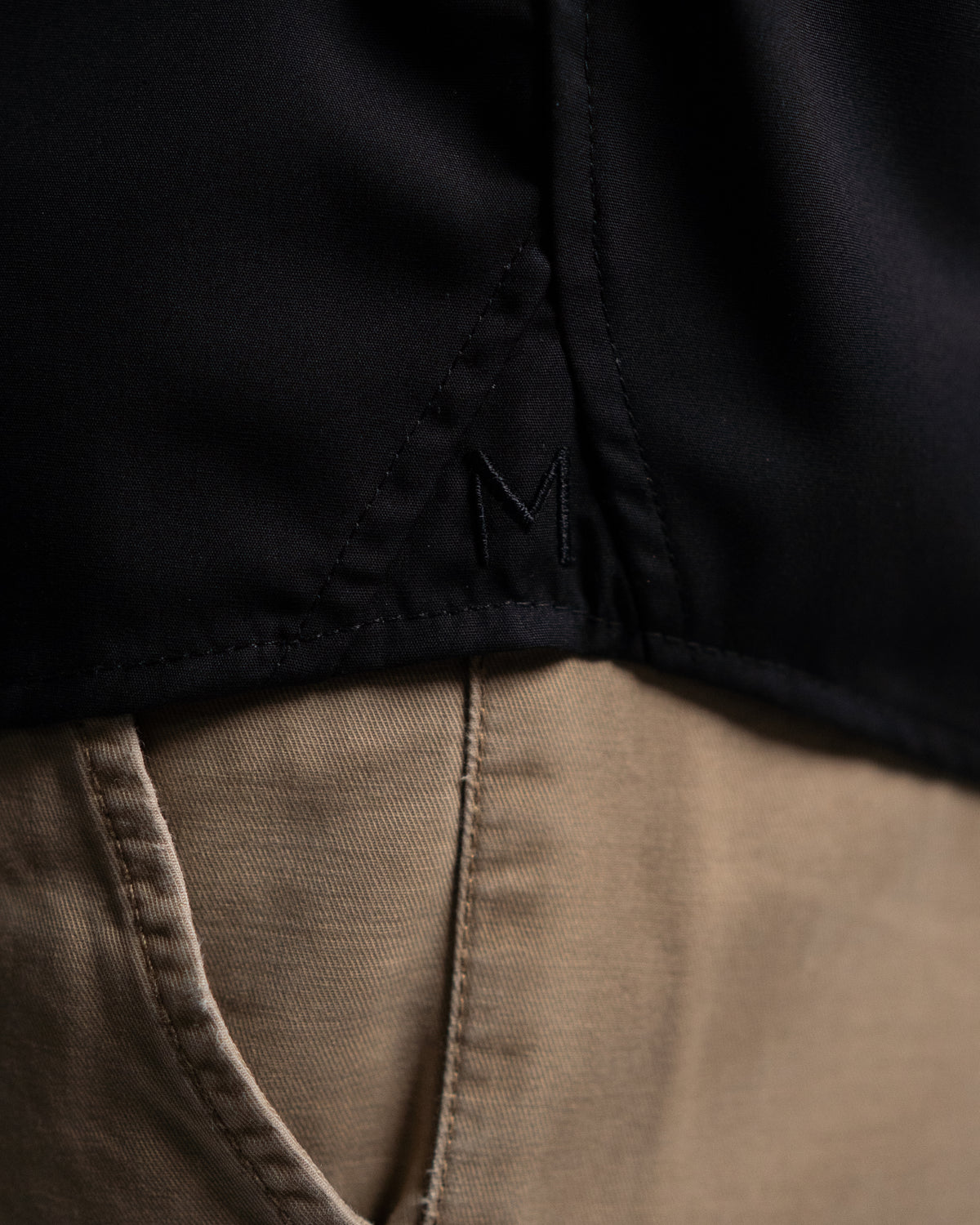 Chemise décontractée facile à repasser avec motif imprimé dans le col et les poignets en noir (art. 1014-C)