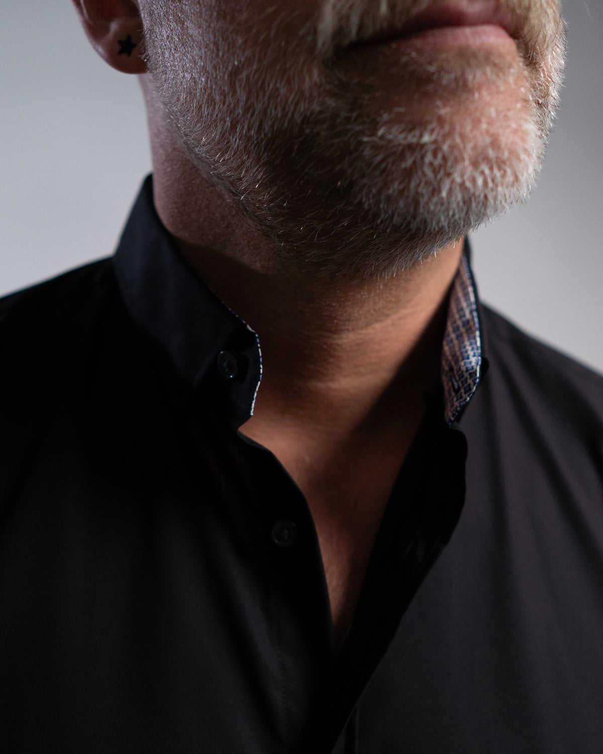 Chemise décontractée facile à repasser avec motif imprimé dans le col et les poignets en noir (art. 1014-C)