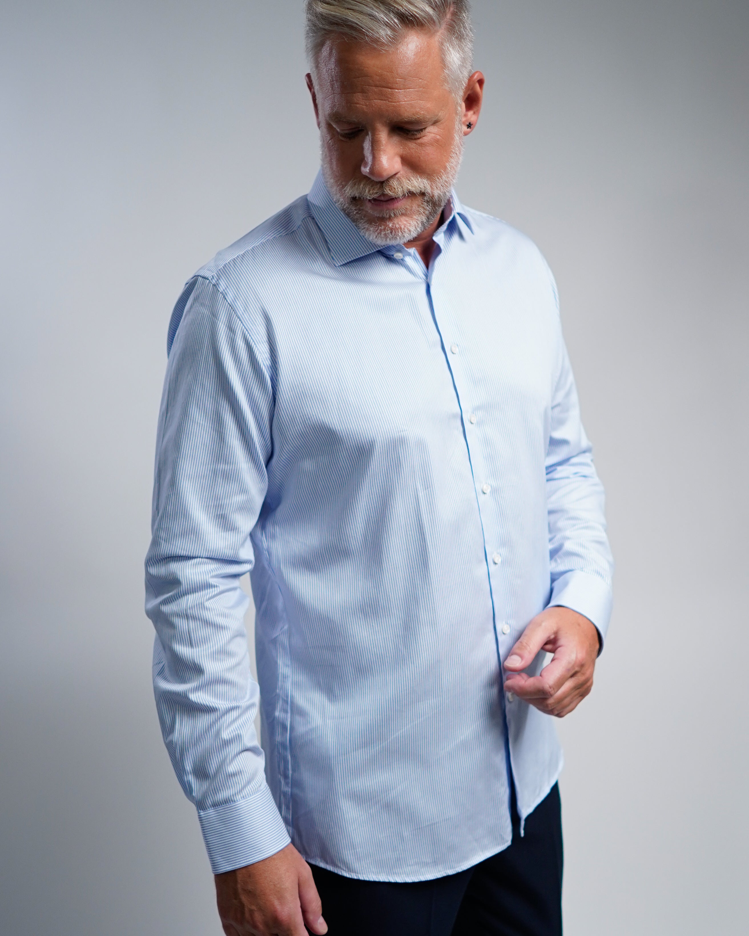 Chemise d'affaires de haute qualité à rayures bleu clair (art. 1131)