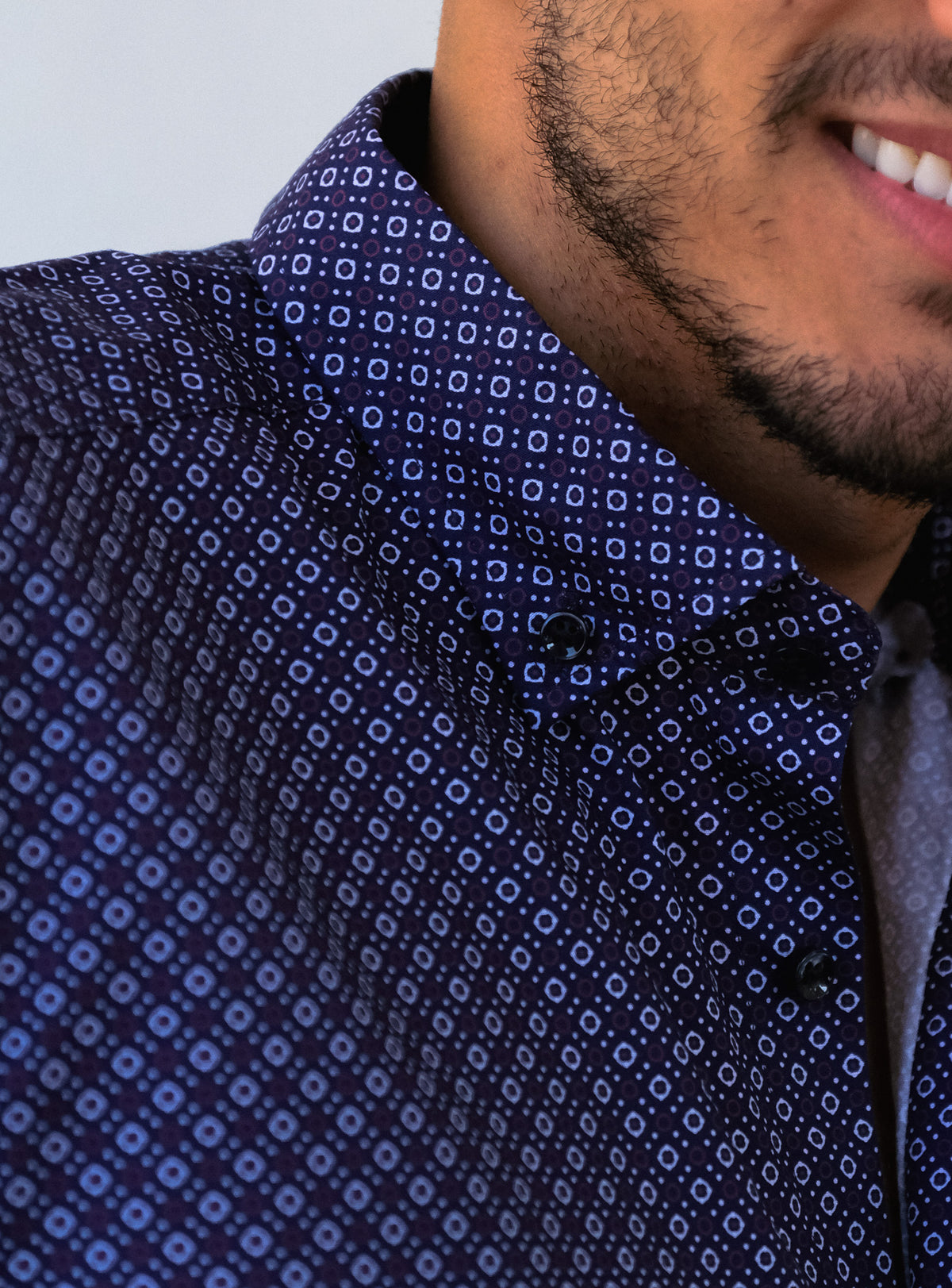 Chemise de loisir imprimée avec motif graphique en marine/blanc/rouge (Art. 2117-C)