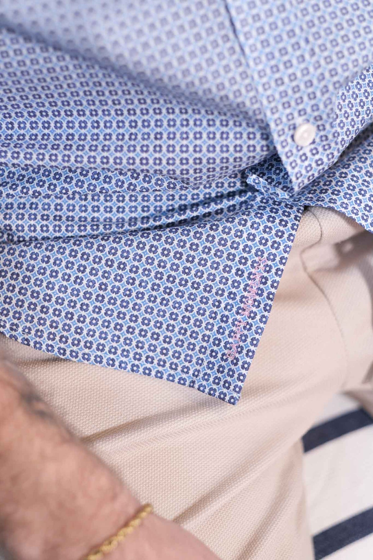 Chemise de loisir avec motif graphique en bleu (art. 2235-C)