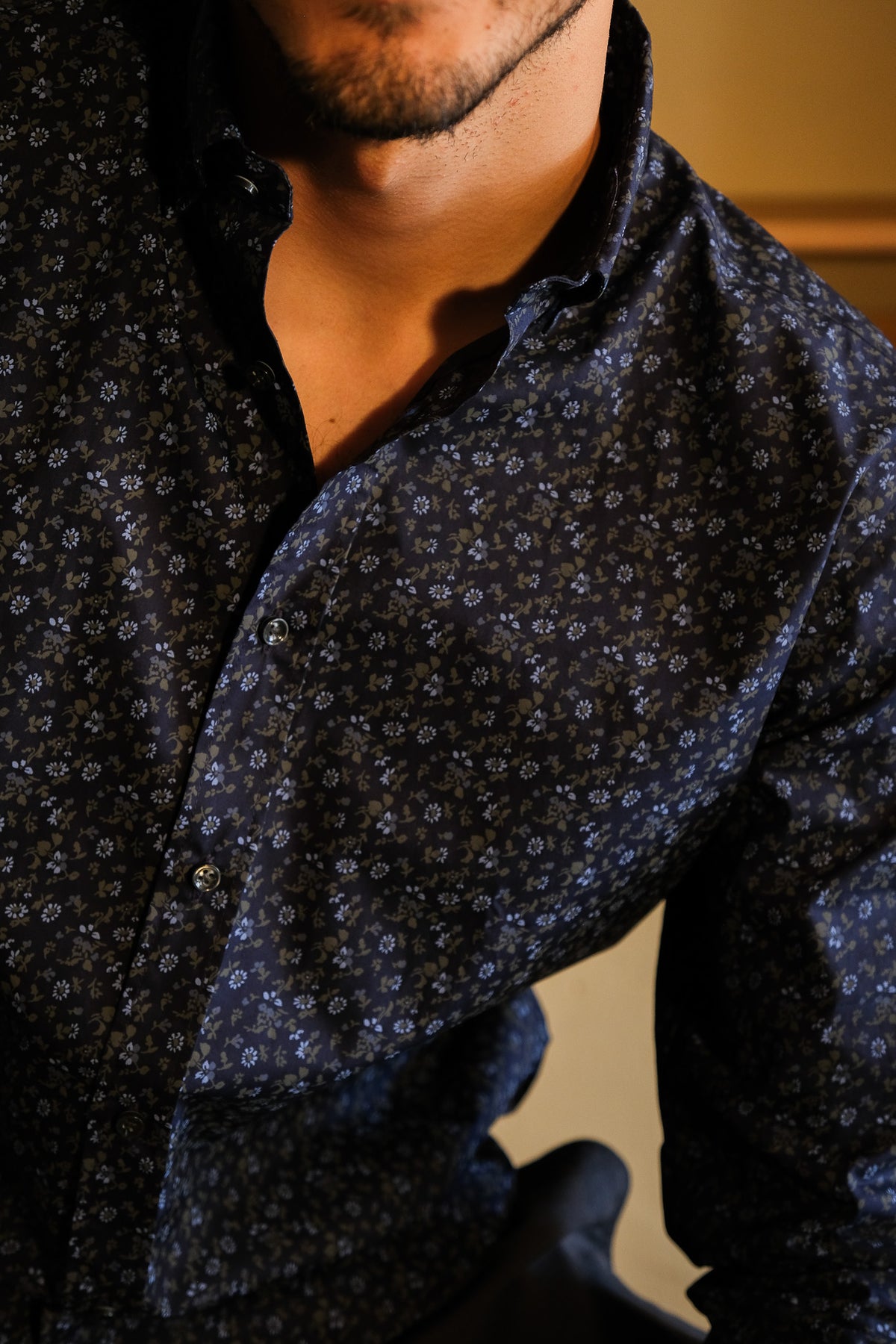 Chemise de loisirs imprimée avec motif floral bleu nuit