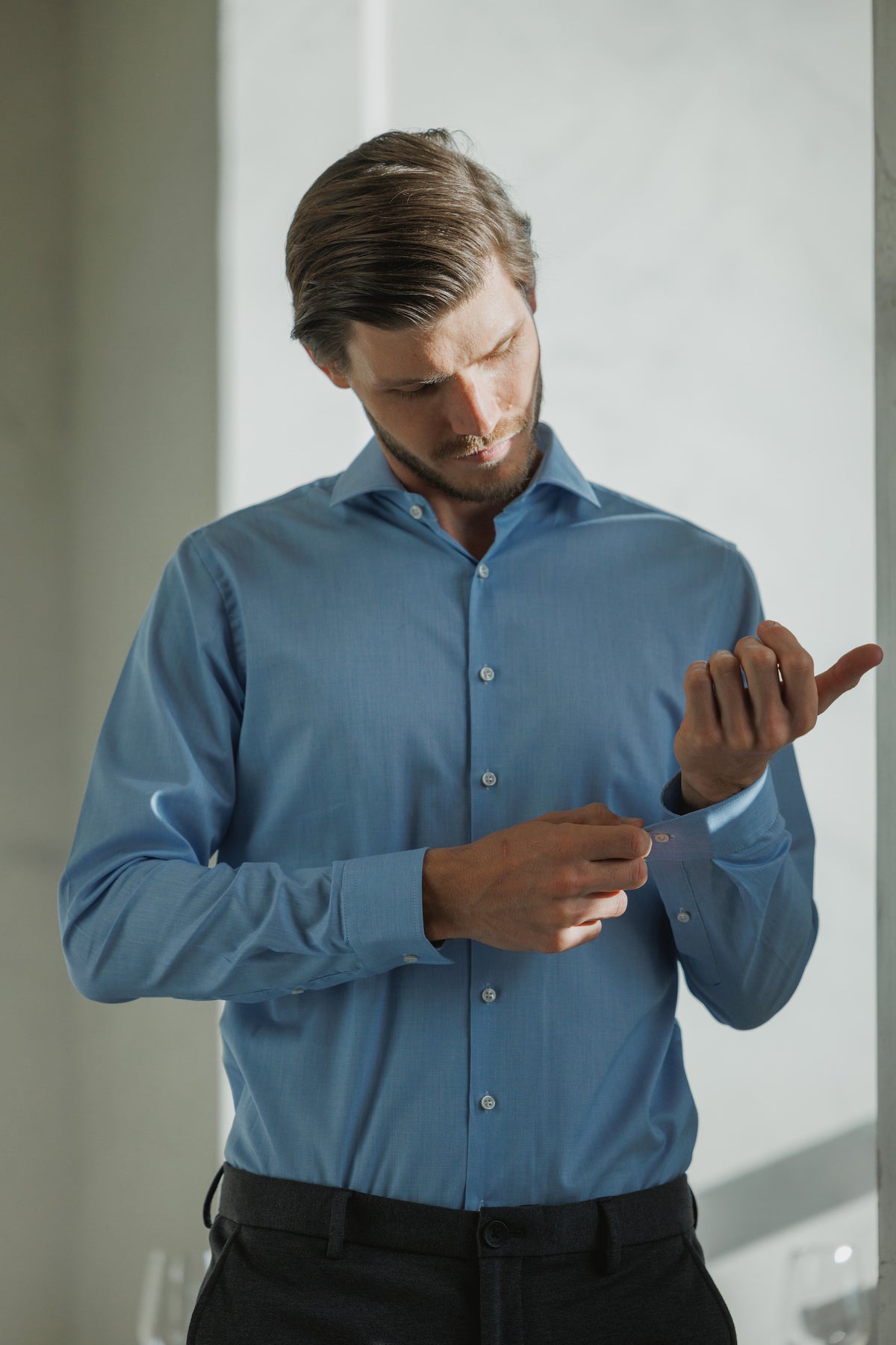 Chemise en sergé de haute qualité à carreaux fins bleu moyen Modern Fit (coupe droite)