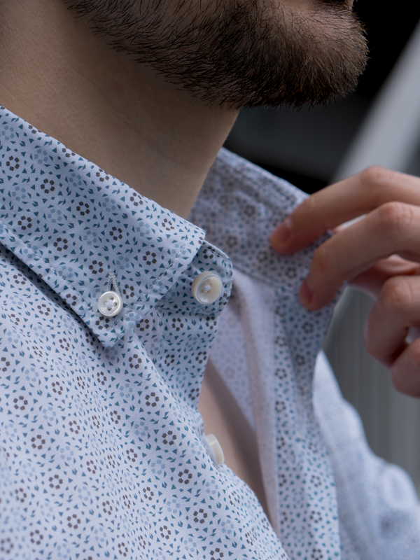 Chemise de loisirs imprimée avec motifs graphiques dans des tons bleus (Art. 2006-C)